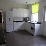 Qs54 Large 5 Bedroom Terrace House *