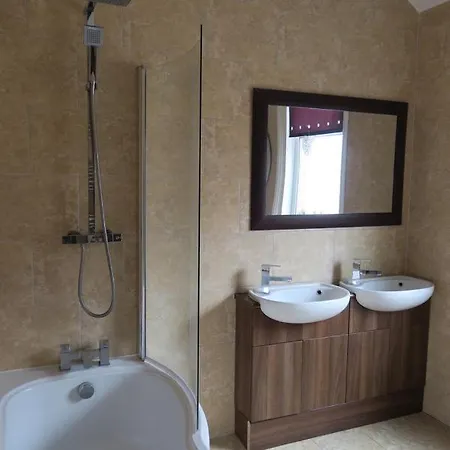 Qs54 Large 5 Bedroom Terrace House Nyaraló *