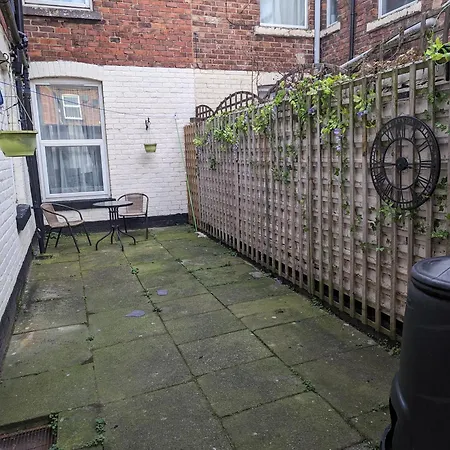 Qs54 Large 5 Bedroom Terrace House *