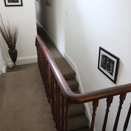 Qs54 Large 5 Bedroom Terrace House *