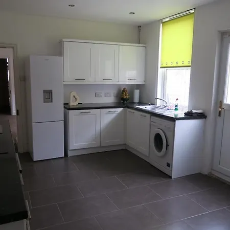 Qs54 Large 5 Bedroom Terrace House *