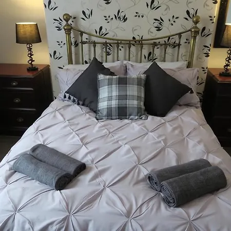 Qs54 Large 5 Bedroom Terrace House *