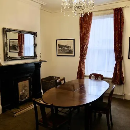 Qs54 Large 5 Bedroom Terrace House *